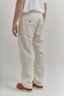 PLEATED WORKER CHINO ECRU